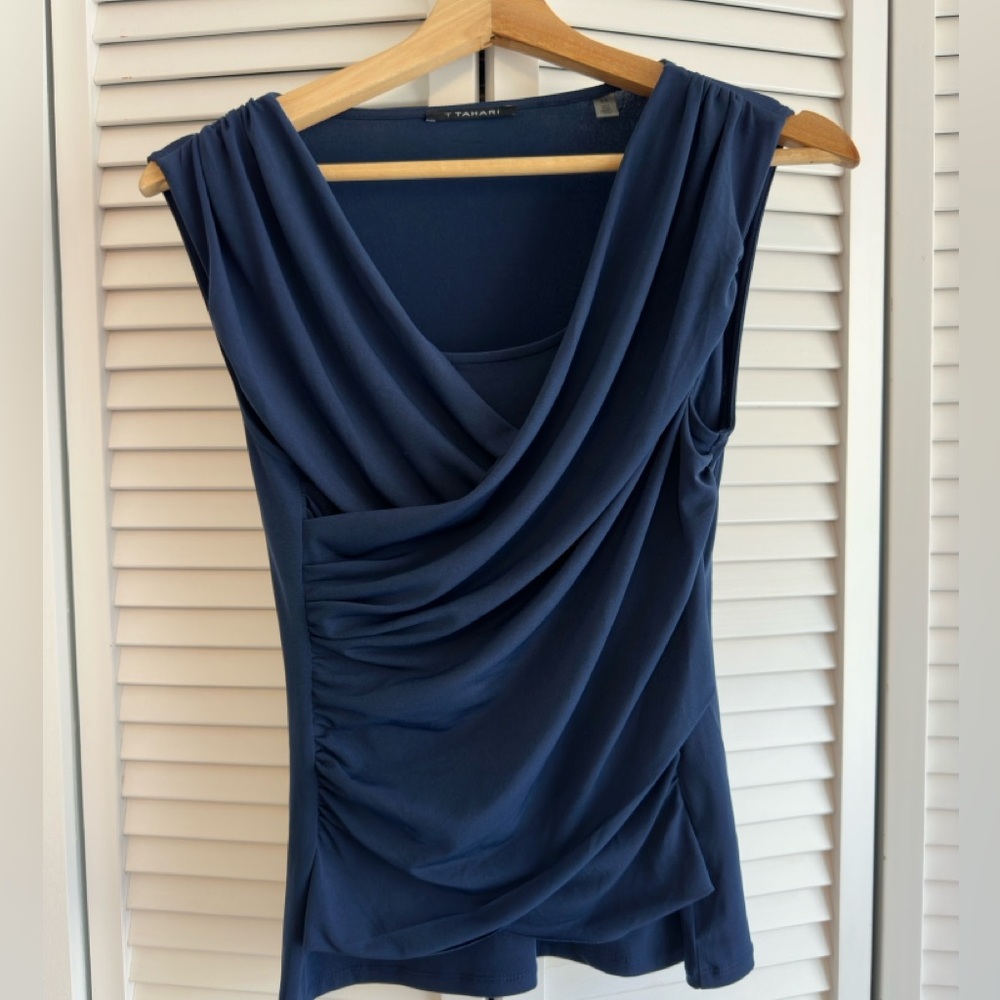 Women sleeveless top